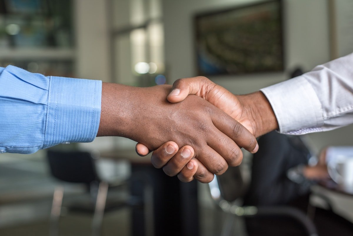 Handschlag zweier Personen als Symbol für eine erzielte Einigung in der Mediation