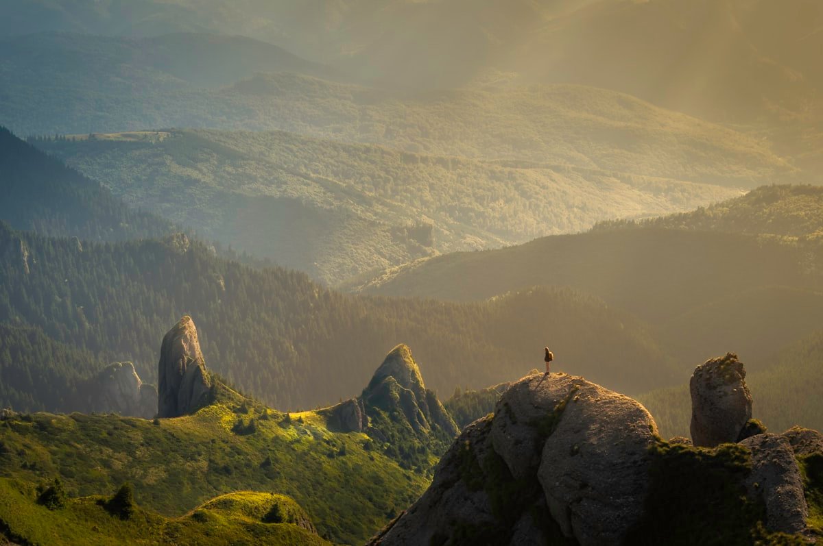Weite, ruhige Berglandschaft – Sinnbild für Klarheit und einen neuen Blick auf den Konflikt